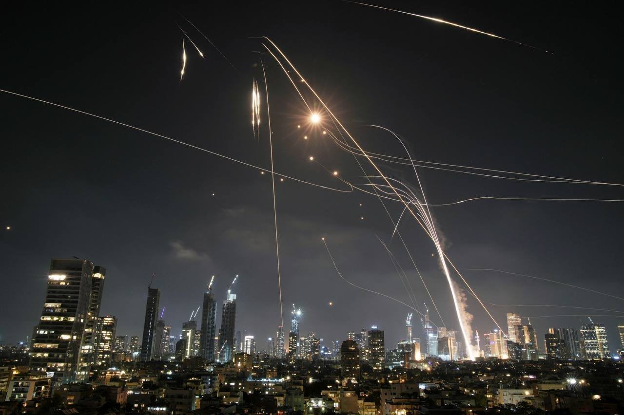 Missiles over Tel Aviv skyline amid Iran-Israel conflict escalation 2025