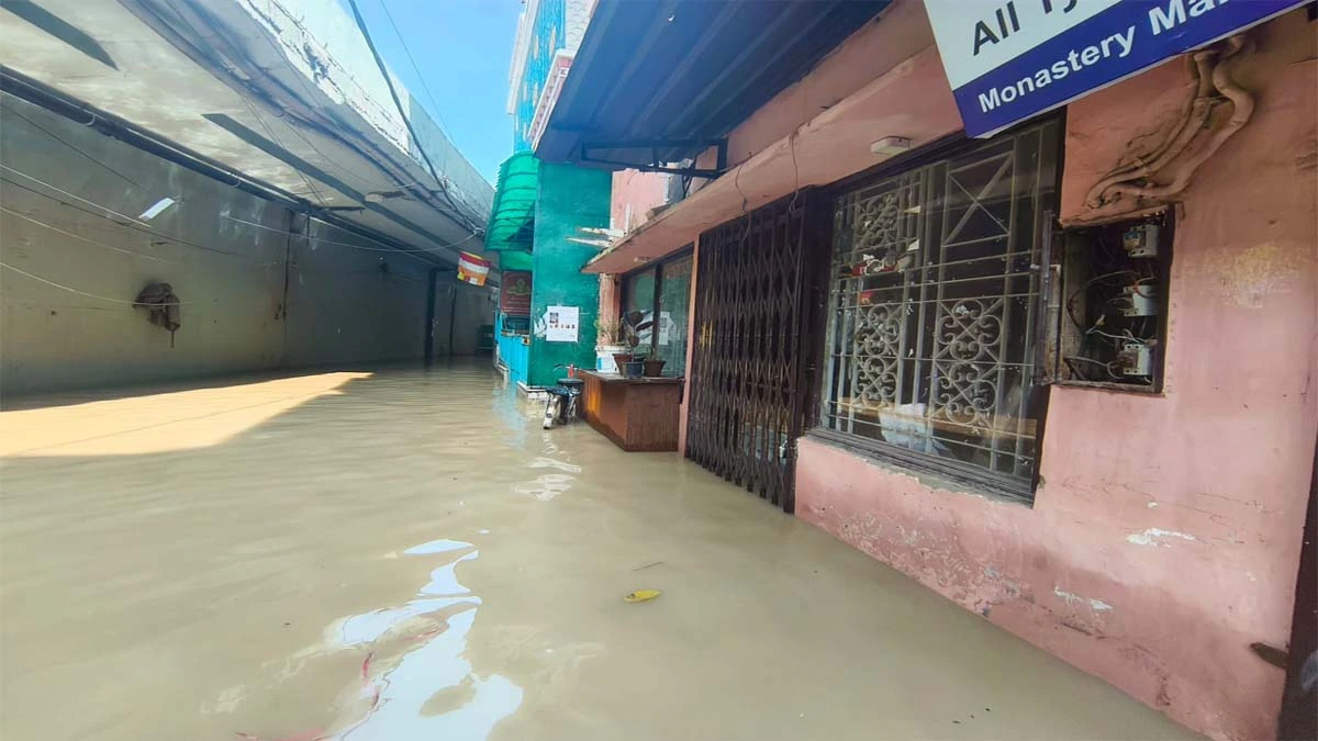 दिल्ली में बाढ़: यमुना नदी का तांडव, मॉनेस्ट्री मार्केट डूबा, निगमबोध घाट और यमुना बाजार में NDRF तैनात