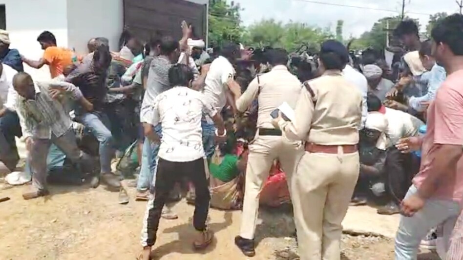 आधा दर्जन से अधिक किसान घायल, महिलाएं भी हुईं बेहोश