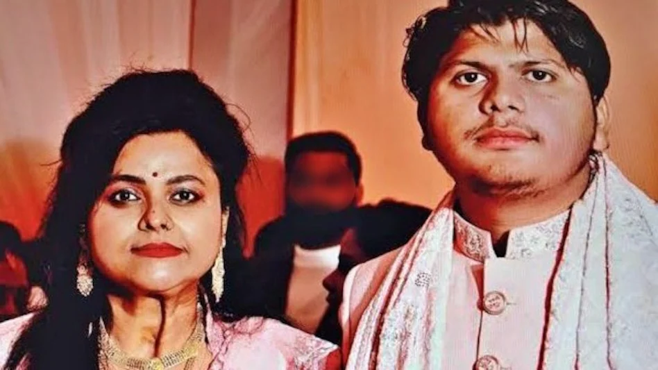 अलीगढ़ हत्याकांड: महामंडलेश्वर पूजा शकुन पांडे निरंजनी अखाड़े से निष्कासित, पति गिरफ्तार – तीन लाख की सुपारी में हुआ अभिषेक गुप्ता का मर्डर