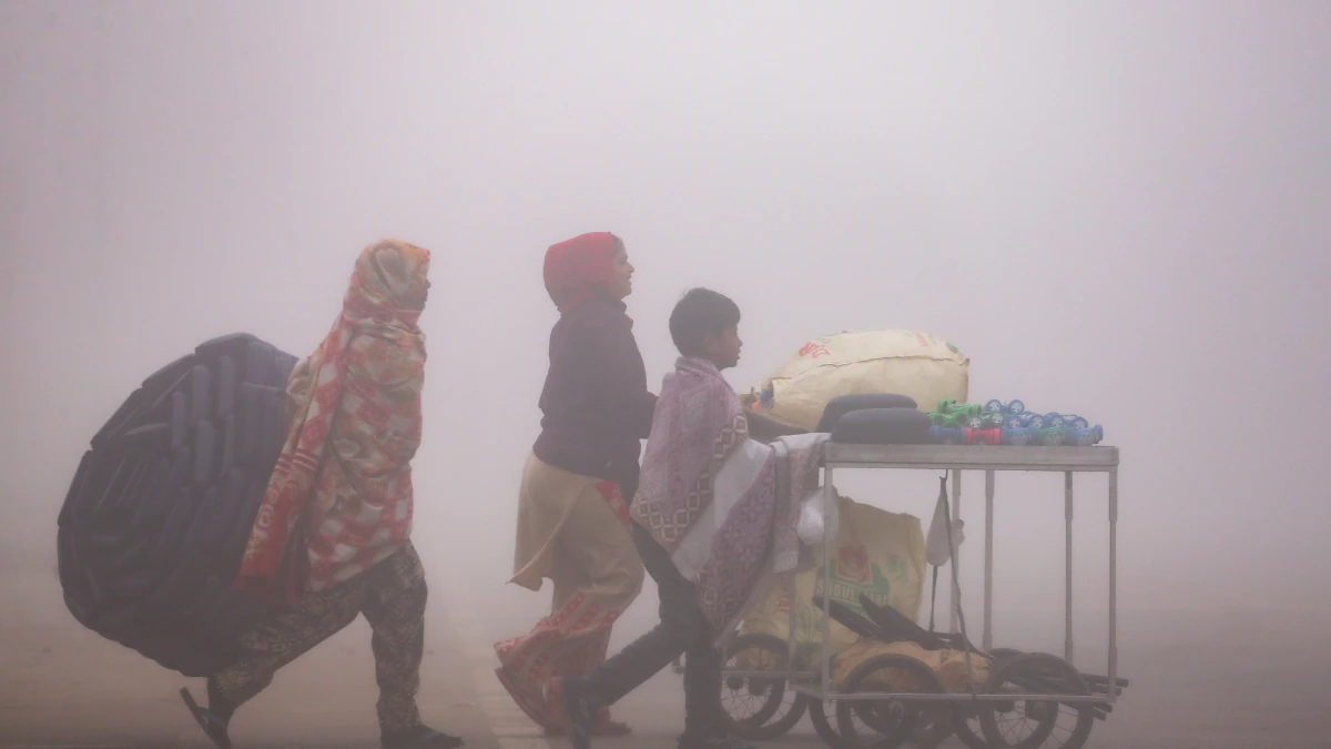 दिल्ली-NCR में घना कोहरा, सड़कों पर जीरो विजिबिलिटी; Fog-Smog के साथ ठंड और बढ़ी