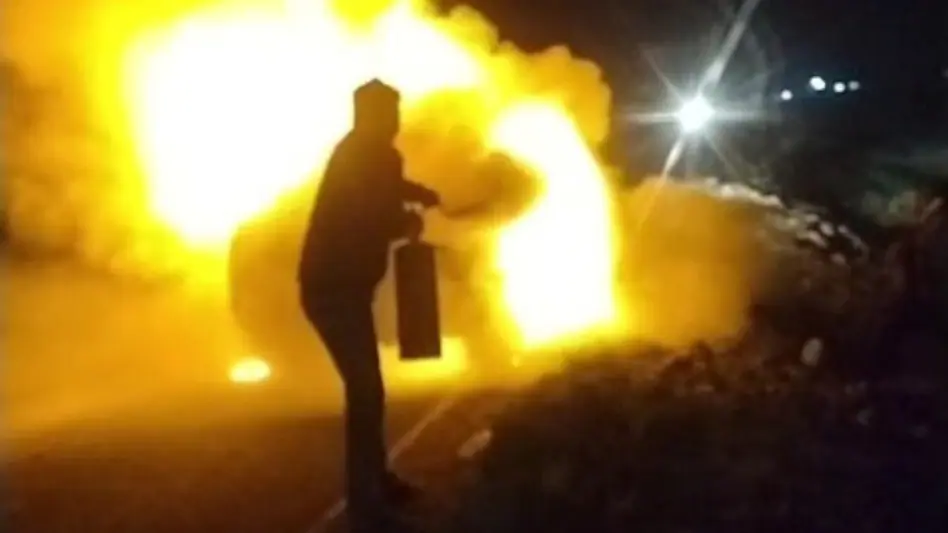 चलती कार में आग, महिला कॉन्स्टेबल और बेटे की मौत